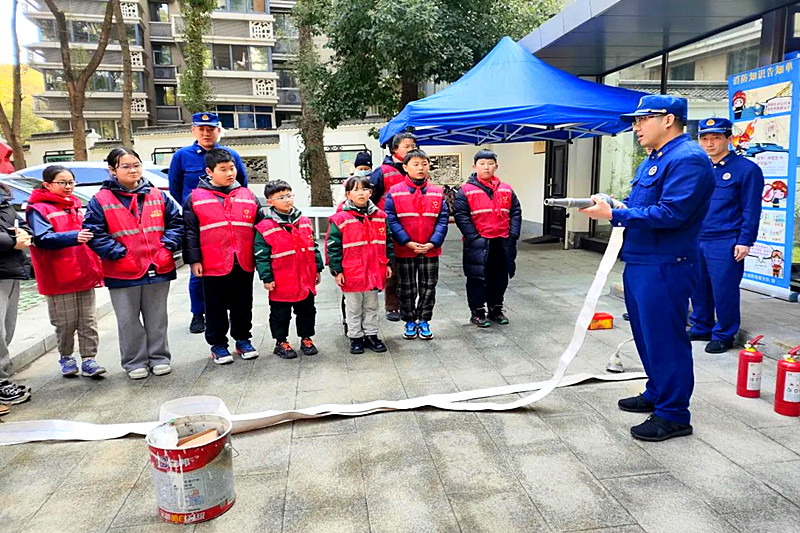 1710137748791963.jpg 江苏省南京市玄武区台城花园社区关工委开展“消防记心中,我是小雷锋”主题实践活动(1).jpg