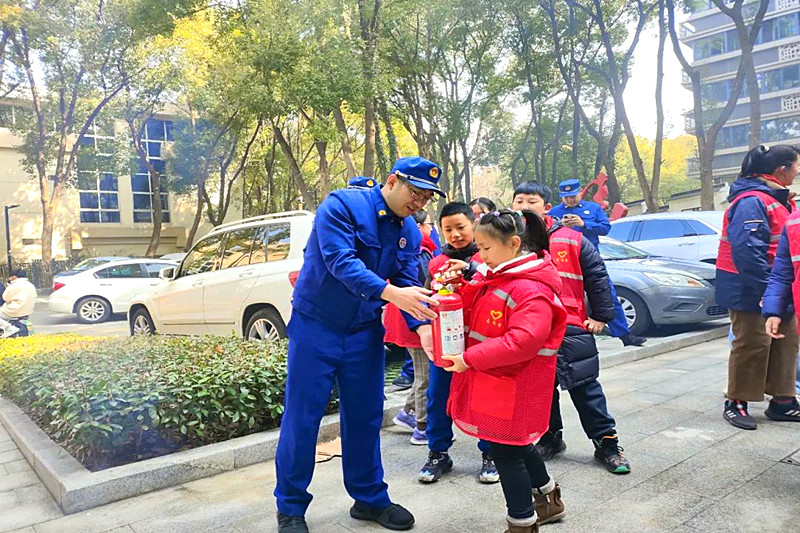 1710137758957370.jpg 江苏省南京市玄武区台城花园社区关工委开展“消防记心中,我是小雷锋”主题实践活动(2).jpg