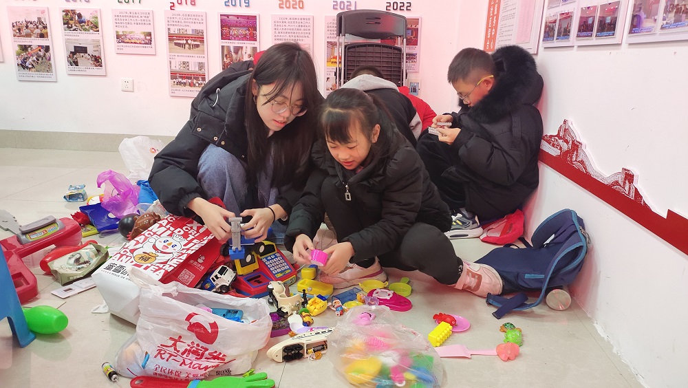 1710150886602034.jpg 元江社区青少年校外学习站开展“旧物改造换新颜 传递‘心’能量”学雷锋主题活动51.jpg