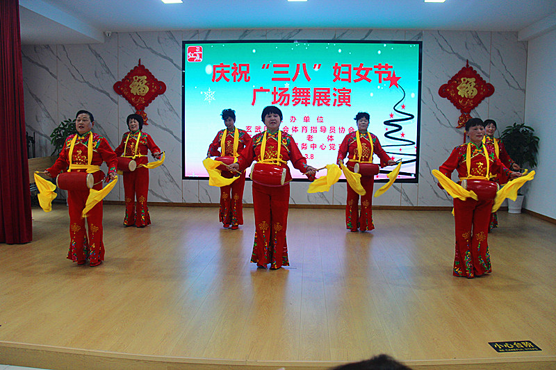 江苏省南京市玄武区关工委联合开展庆“三八”妇女节广场舞交流展演活动(7).jpg