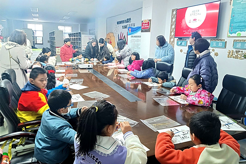 1710285686693449.jpg 玄武湖街道樱驼花园社区关工委开展青少年“微型风筝”手工制作活动(3).jpg