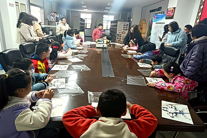 1710285702954982.jpg 玄武湖街道樱驼花园社区关工委开展青少年“微型风筝”手工制作活动(4).jpg