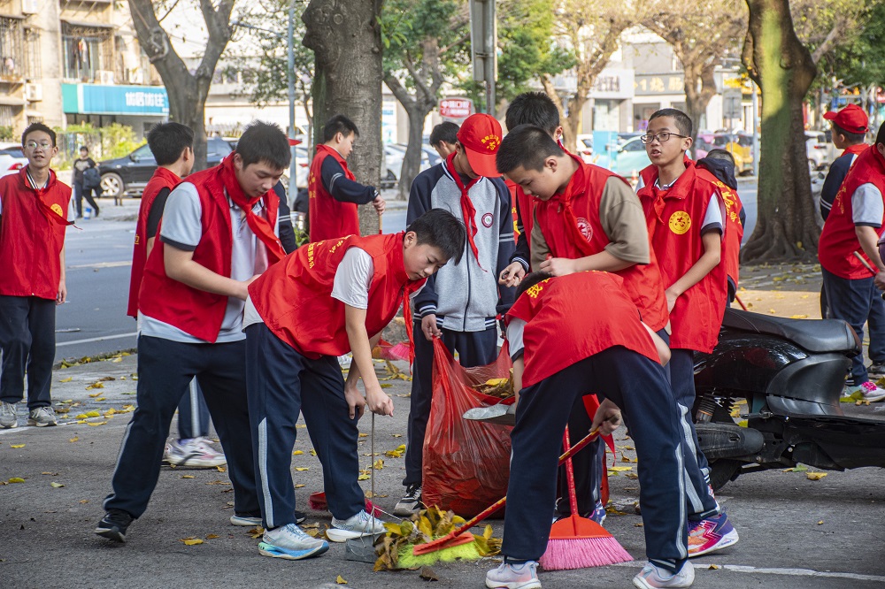 1710323236727832.jpg 认真清扫沿街道路1.jpg