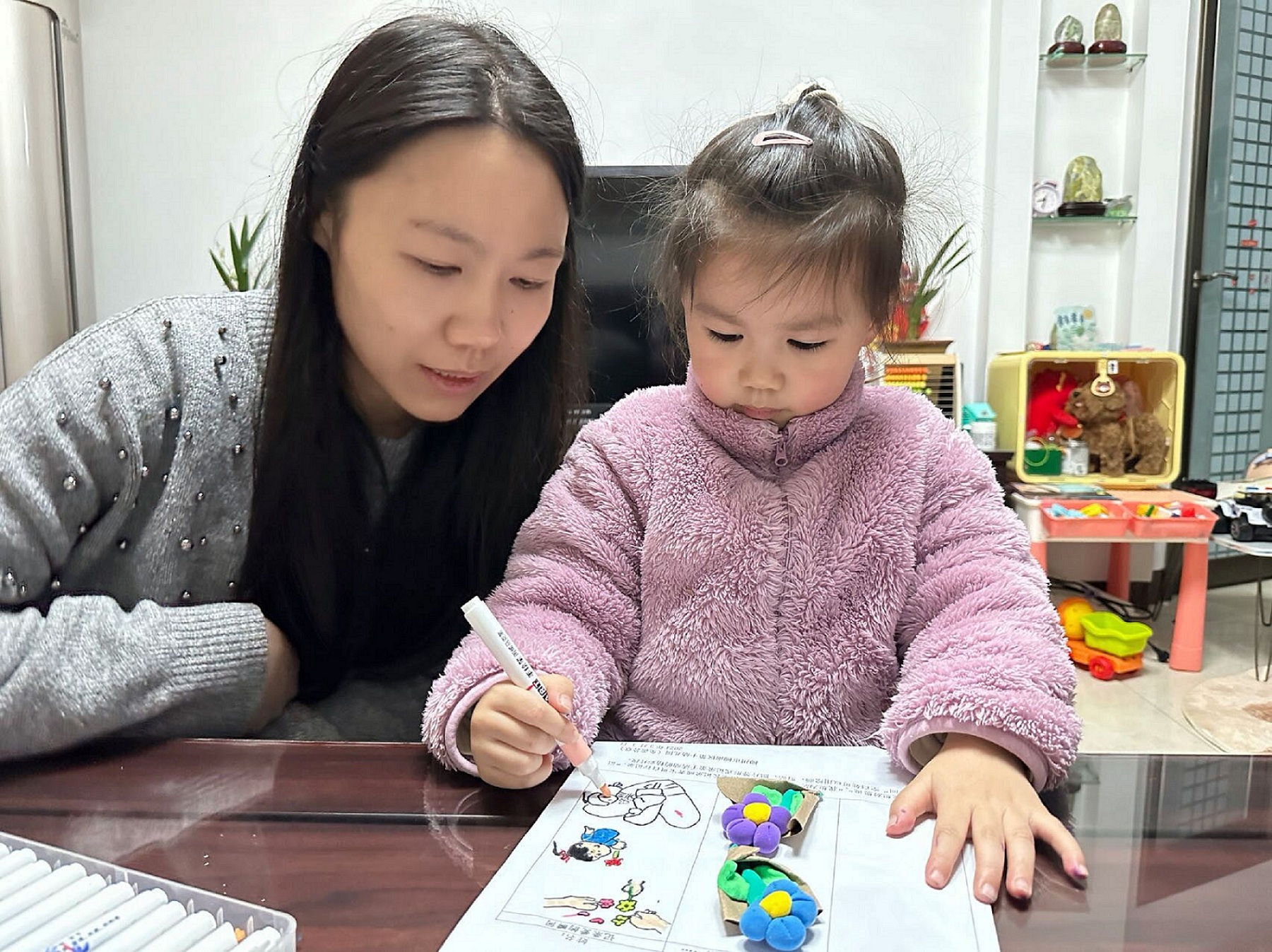 1710376542799896.jpg 图一:幼儿与妈妈制定活动计划.jpg