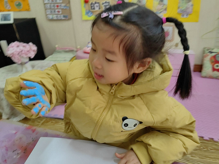 1710376577959618.jpg 图四:小四班幼儿正在手指印画.jpg