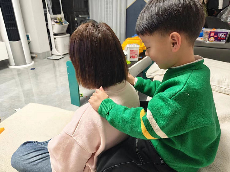 1710376585401000.jpg 图五:中五班孩子正在给妈妈捶背.jpg