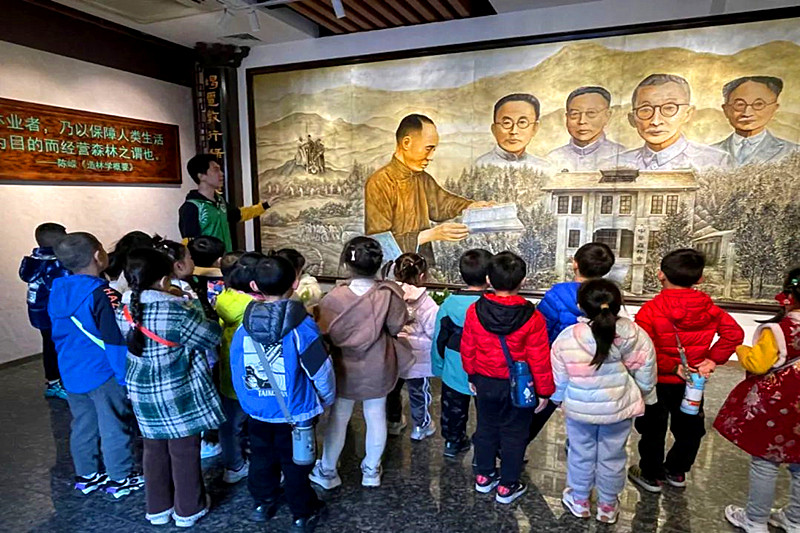 1710433731273979.jpg 江苏省南京市玄武区锁三社区关工委开展“赓续红色精神,践行绿色传承”主题活动(1).jpg