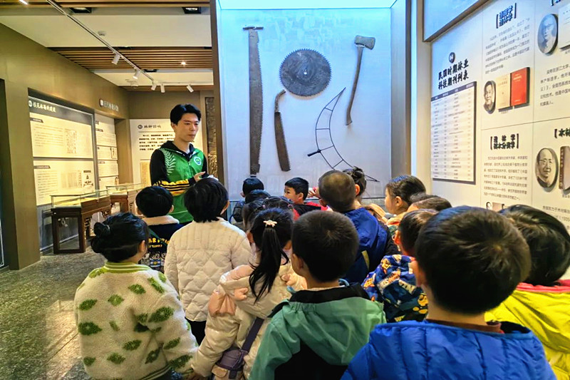 1710433739700104.jpg 江苏省南京市玄武区锁三社区关工委开展“赓续红色精神,践行绿色传承”主题活动(2).jpg