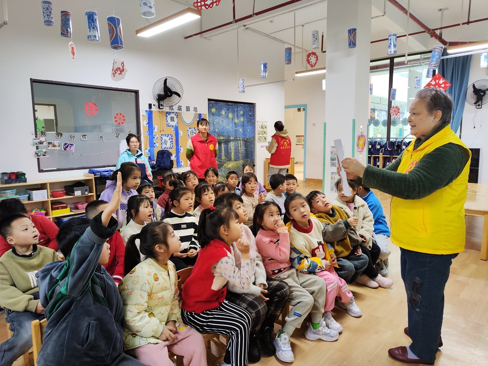 小朋友们纷纷举手积极回答问题1.jpg