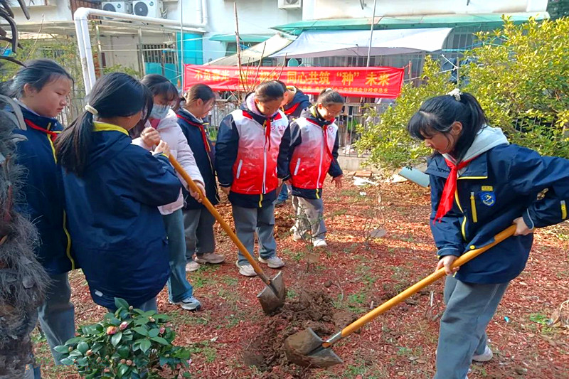 1710633258524654.jpg 开展“不负春光‘植’初心,同心共筑‘种’未来”植树节(2).jpg