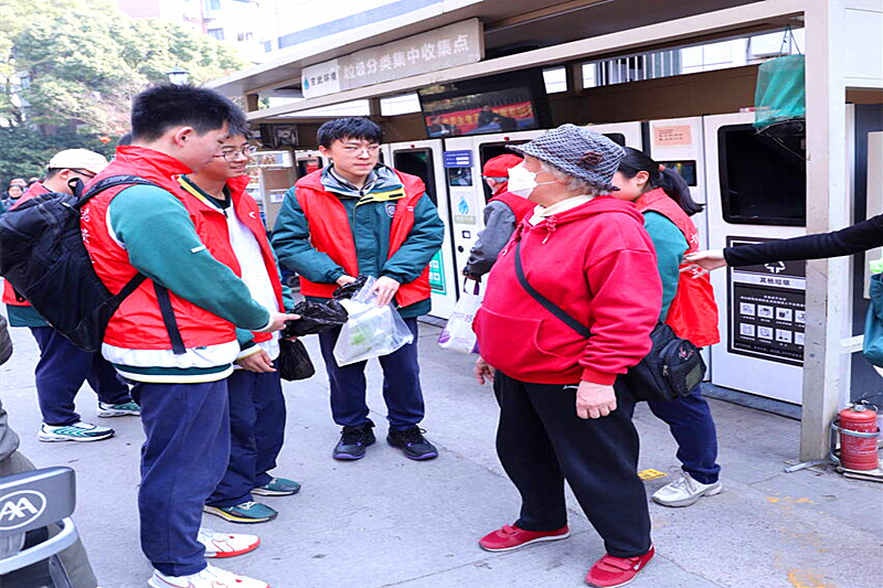 1710807403452806.jpg 玄武湖街道关工委联合南京市第二十九中学高一(2)班级开展学雷锋月志愿服务活动(6).jpg