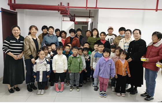 1712482269154567.png 4月2日,泰州市绿地幼儿园关工委发挥“五老”优势,邀请爷爷奶奶将传统文化带进校园,开展“浓浓青团显温情 传承民俗送温暖”活动,陪伴幼儿一起制作青团,感受传统文化气息。.png