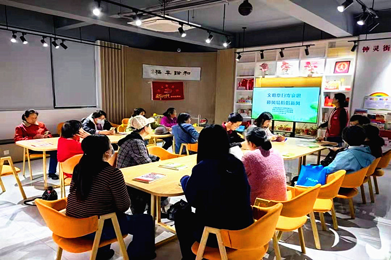 1712623595680226.jpg 江苏省南京市玄武区钟灵街社区关工委开展“清明民俗在身边,艾草锤锤出健康”活动(1).jpg