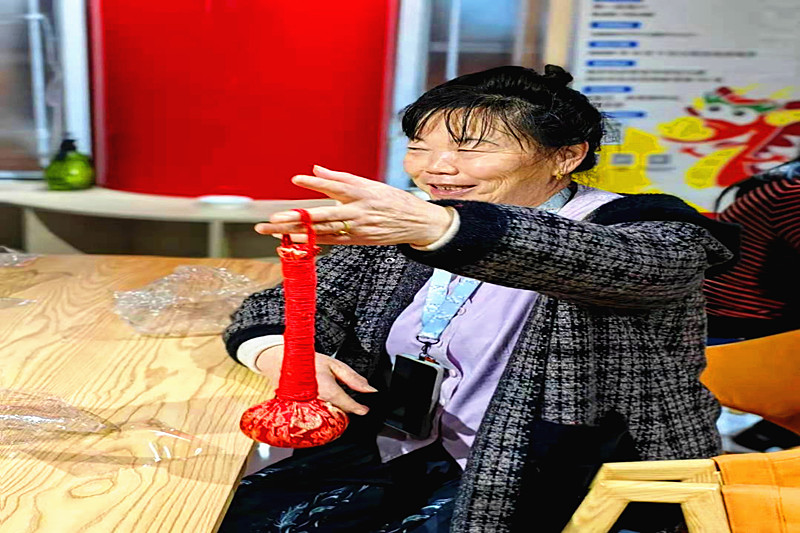 1712623609986400.jpg 江苏省南京市玄武区钟灵街社区关工委开展“清明民俗在身边,艾草锤锤出健康”活动 (2).jpg