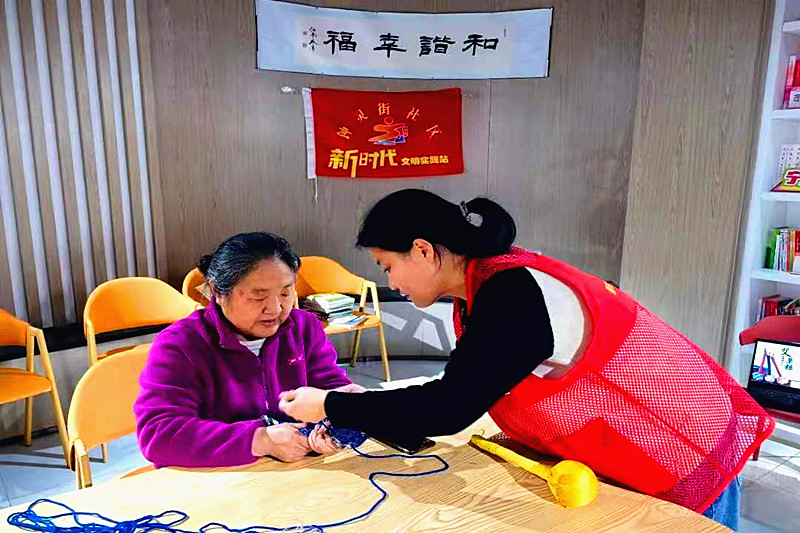 1712623617701961.jpg 江苏省南京市玄武区钟灵街社区关工委开展“清明民俗在身边,艾草锤锤出健康”活动(3).jpg