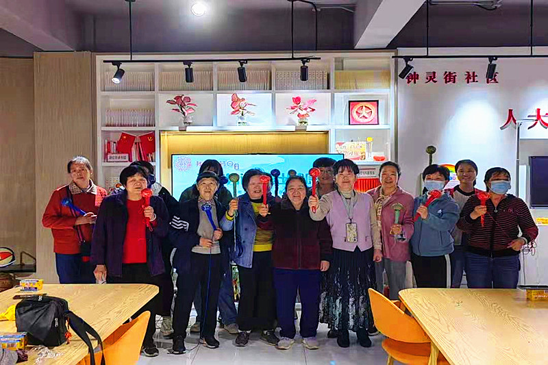 1712623625412308.jpg 江苏省南京市玄武区钟灵街社区关工委开展“清明民俗在身边,艾草锤锤出健康”活动 (4).jpg