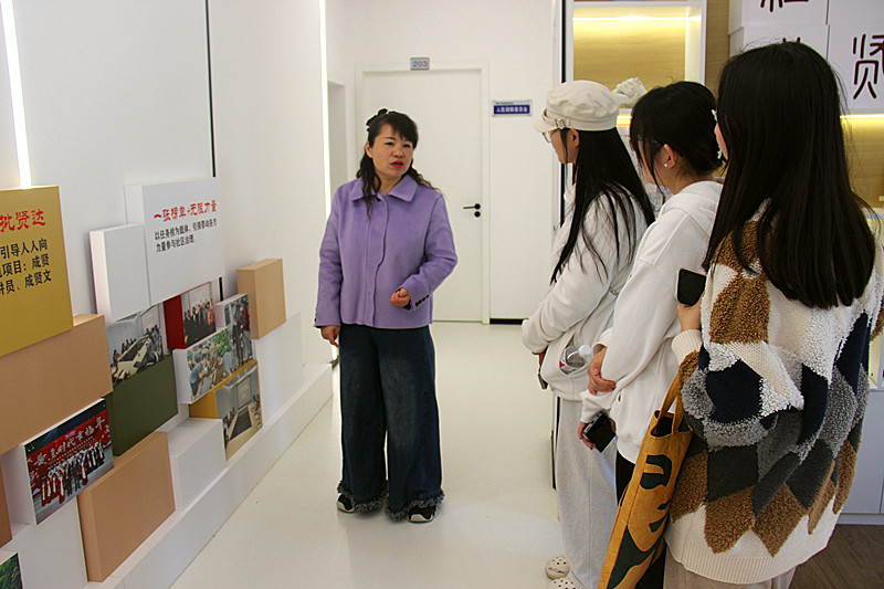 1712706142961242.jpg 江苏省南京市玄武区玄武湖街道关工委组织社区关工委赴成贤街社区参观学习(1).jpg