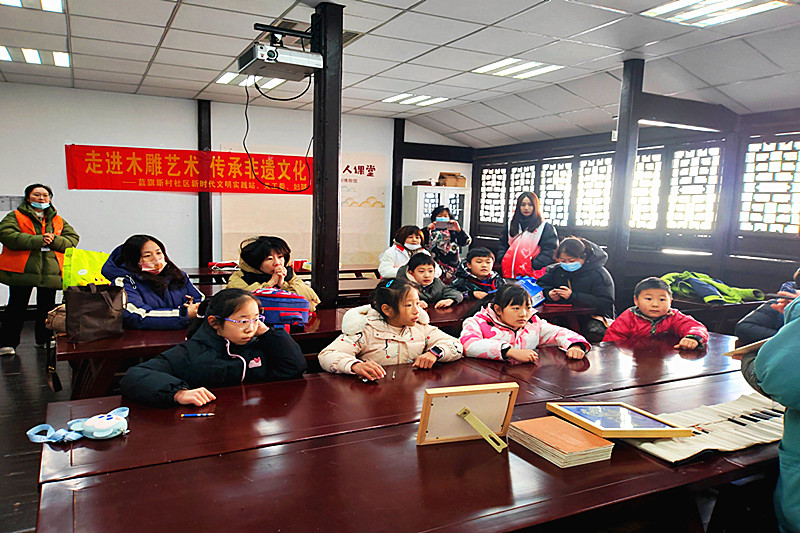 1712706348963043.jpg 江苏省南京市秦淮区蓝旗新村社区开展“走进木雕艺术、传承非遗文化”活动(1).jpg