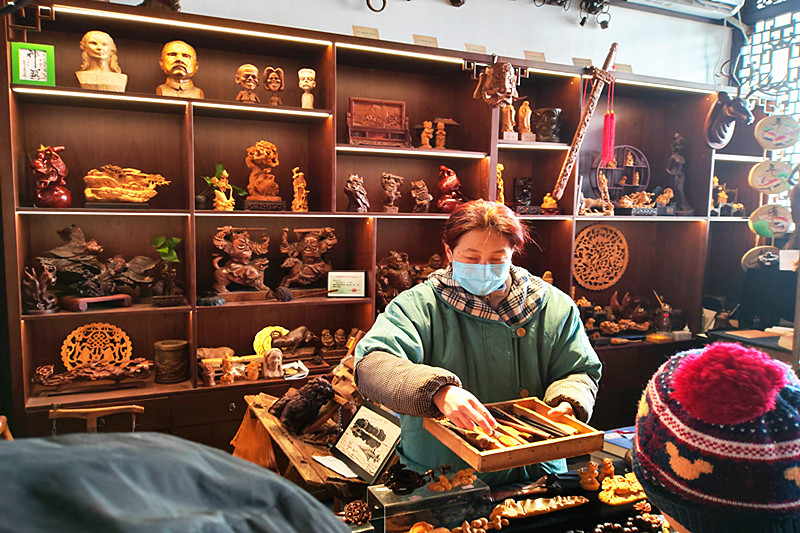 1712706355502903.jpg 江苏省南京市秦淮区蓝旗新村社区开展“走进木雕艺术、传承非遗文化”活动(2).jpg
