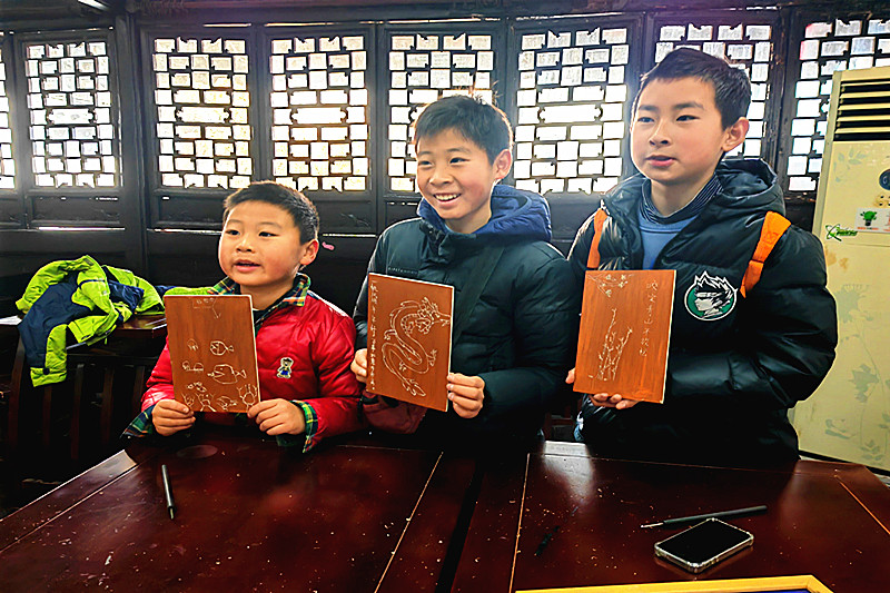 1712706363549575.jpg 江苏省南京市秦淮区蓝旗新村社区开展“走进木雕艺术、传承非遗文化”活动(3).jpg