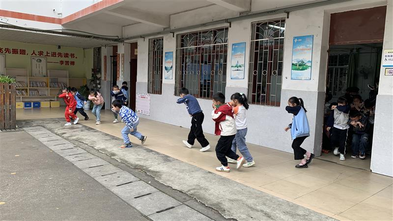 1712714511440904.png 演练开始,学生迅速离开教室.png