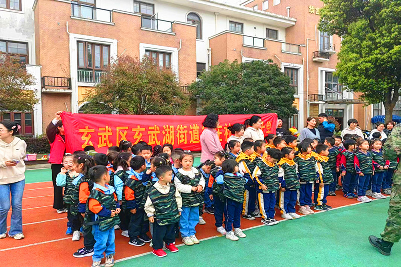 1712876576319676.jpg 玄武湖街道关工委联合开展“普及垃圾分类知识、争做文明小小市民” 垃圾分类微宣传活动(4).jpg