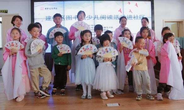 3.一幅幅色彩斑斓、栩栩如生的彩绘扇便跃然纸上。孩子们满满的自豪.jpg