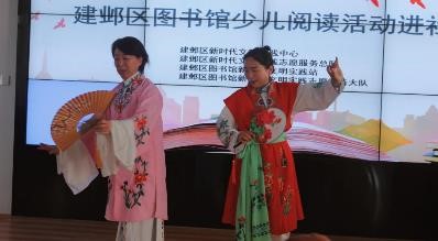 1.孩子们穿戴戏曲服装后惟妙惟肖宛若真的小演员.jpg