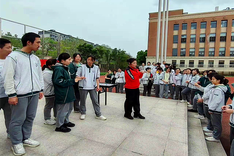 1713053966794750.jpg 江苏省南京市玄武区关工委联合老年体协开展桌上冰壶球运动项目走进校园(1).jpg