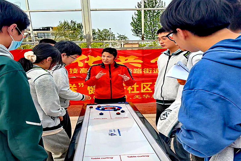 1713053994295160.jpg 江苏省南京市玄武区关工委联合老年体协开展桌上冰壶球运动项目走进校园(4).jpg