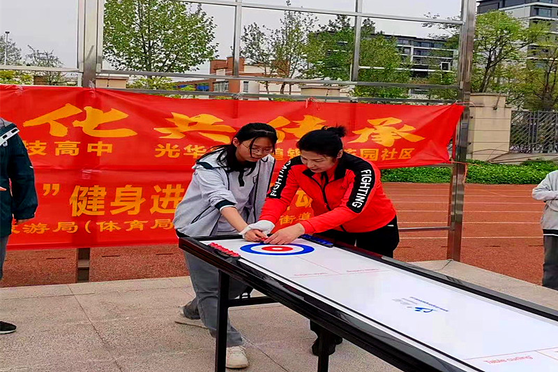 1713054012288057.jpg 江苏省南京市玄武区关工委联合老年体协开展桌上冰壶球运动项目走进校园(5).jpg