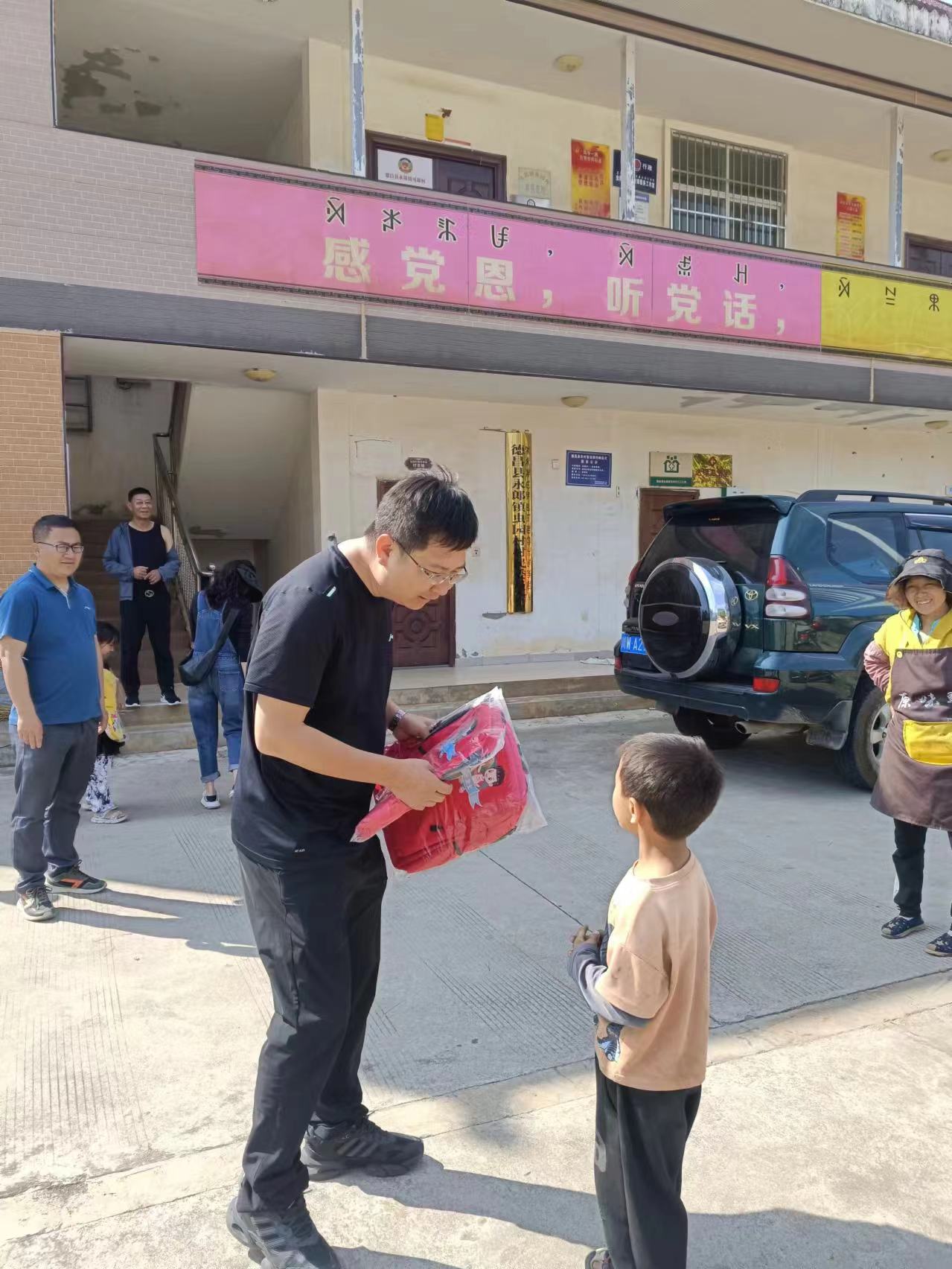 4月13日关工委秘书长童国霓为林边户学生发放防火宣传书包2.jpg