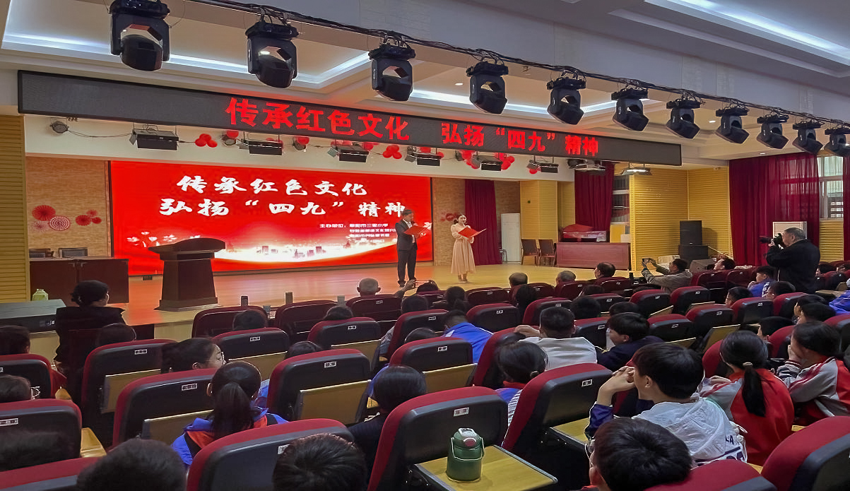 1713154977269104.jpg 钱梦雅和李开强老师朗诵《魏野畴之歌》.jpg
