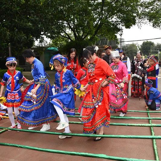 1713158948358426.jpg 图二:红领巾礼仪队的队员们身穿民族服装,吹起芦笙,敲起竹竿,跳起舞迎接“呗侬”们的到来.jpg