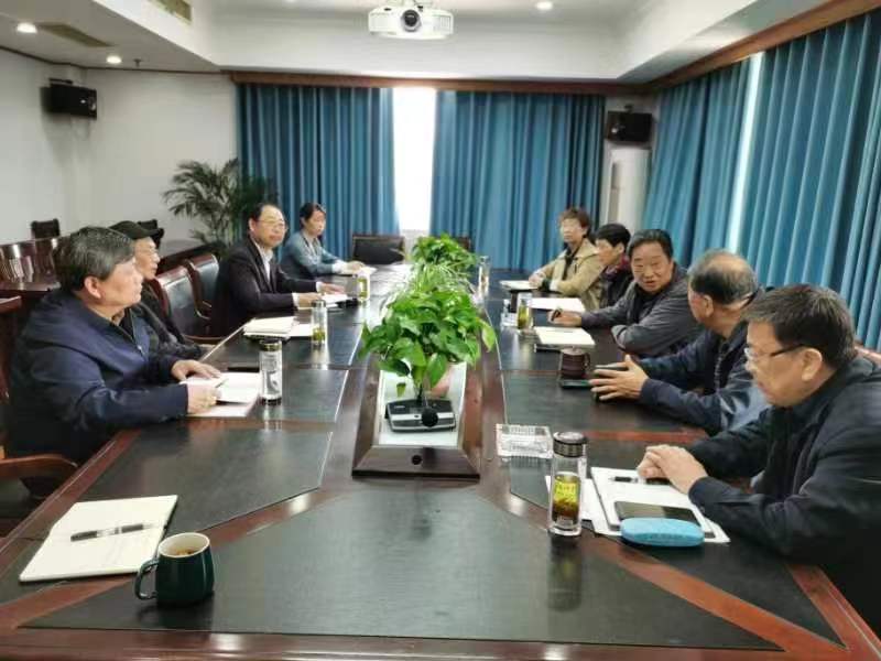 4月15日上午，江苏泰州医药高新区（高港区）关工委召开会议，驻会人员深入研读省、市关工委近期工作会议精神，畅谈学习体会，区关工委常务副主任、二级调研员刘振东部署当前重点工作。.jpg