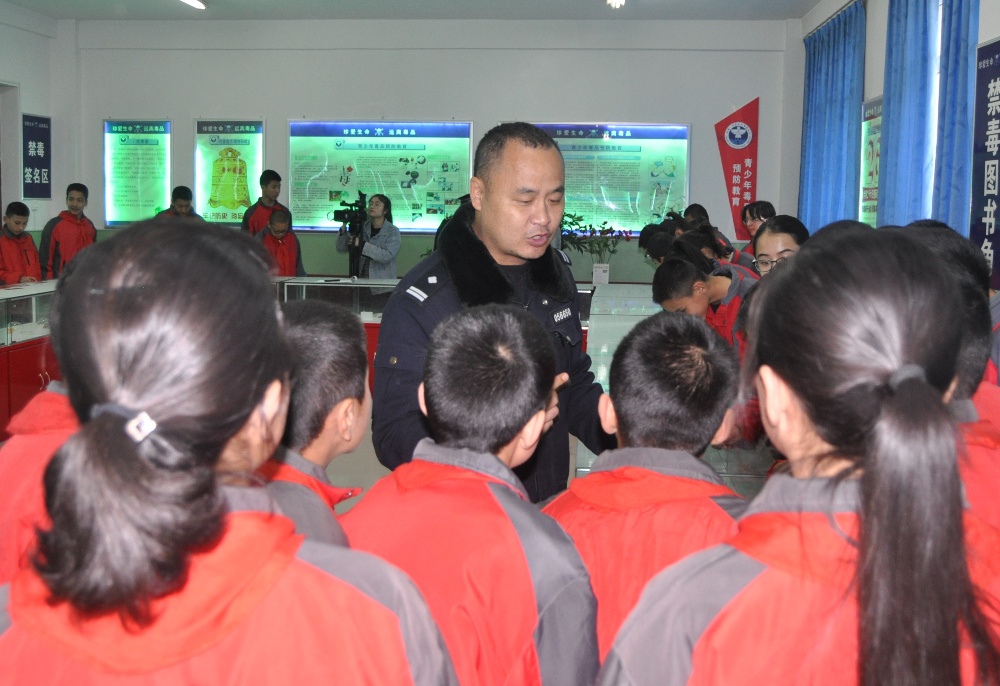 1713179808952081.jpg 参观讲解2.jpg