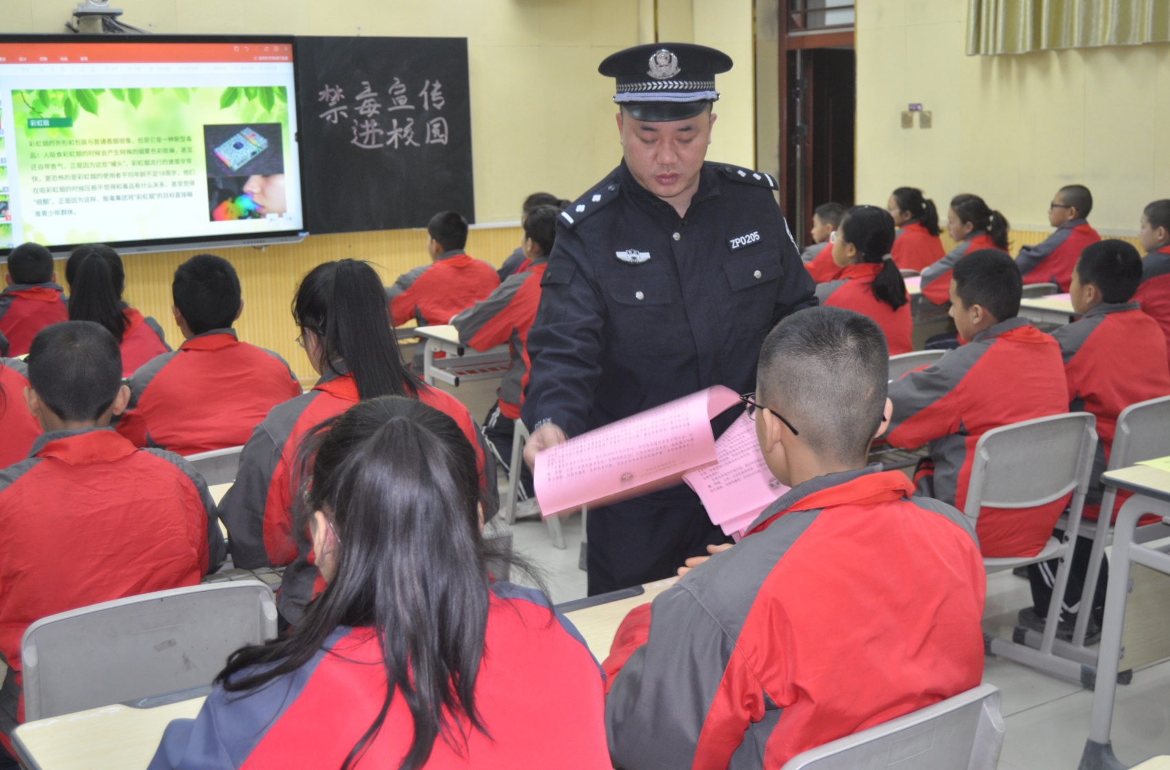 1713179826203344.jpg 给孩子们发放禁毒宣传单.jpg
