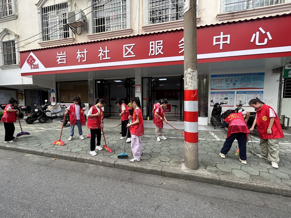 1713260517157693.jpg 青少年开展清洁家园活动1.jpg