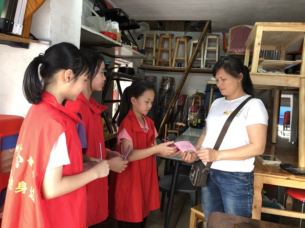 1713260528289792.jpg 青少年入商铺开展垃圾分类宣传1.jpg