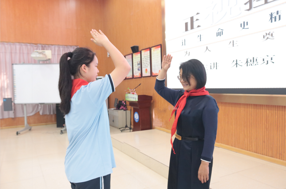 1713347413533322.png 少先队员为朱老师敬献红领巾1.png