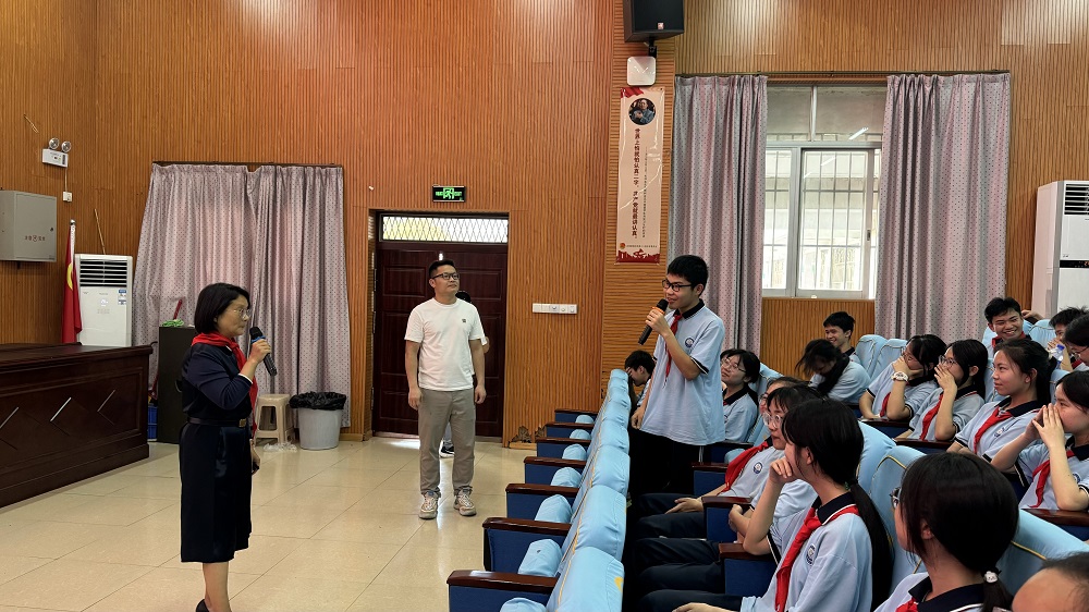 1713347420939822.jpg 朱老师在与现场学生进行互动交流1.jpg