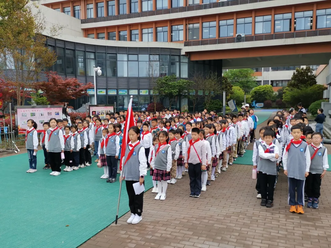 1713363092867955.webp 在4月23日人民海军生日到来之际,江苏泰州高新高港区海军小学关工委协同组织少先队员前往中国人民解放军第三野战军(简称“三野”)渡江作战指挥部旧址开展研学活动。1.webp