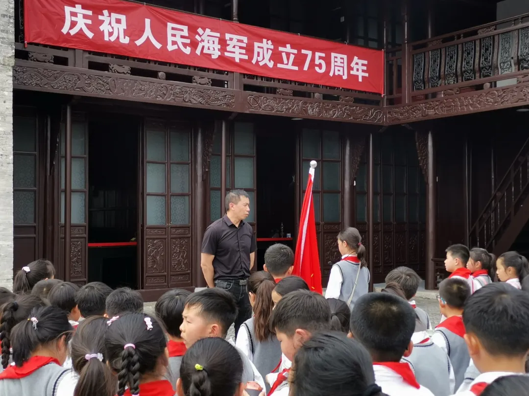 1713363211195935.webp 在4月23日人民海军生日到来之际,江苏泰州高新高港区海军小学关工委协同组织少先队员前往中国人民解放军第三野战军(简称“三野”)渡江作战指挥部旧址开展研学活动。6.webp