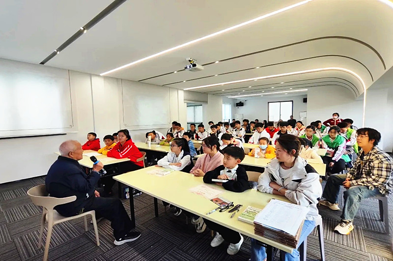 1713457262911668.jpg 江苏省南京市玄武区台城花园社区关工委开展“传承红色基因、共绘大好河山”主题教育(1).jpg