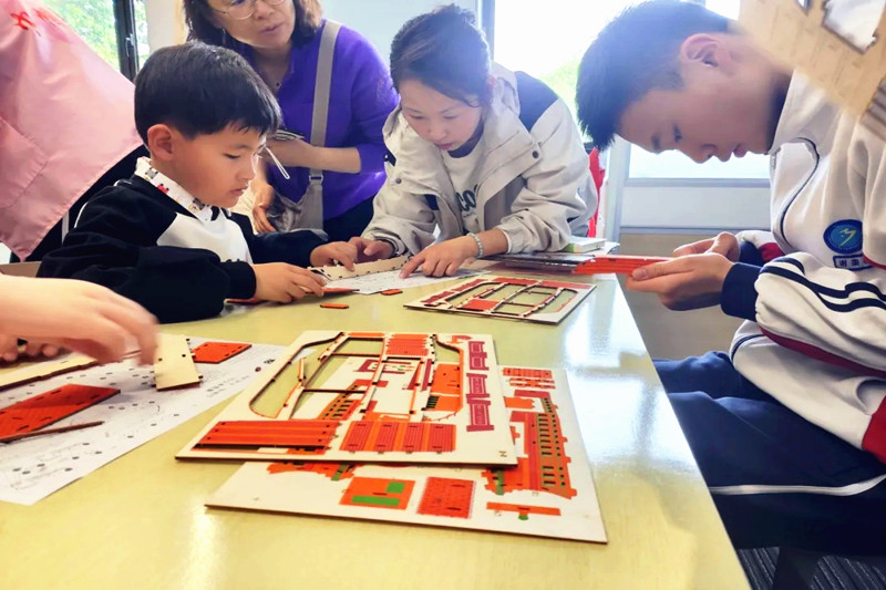 1713457280863839.jpg 江苏省南京市玄武区台城花园社区关工委开展“传承红色基因、共绘大好河山”主题教育(3).jpg