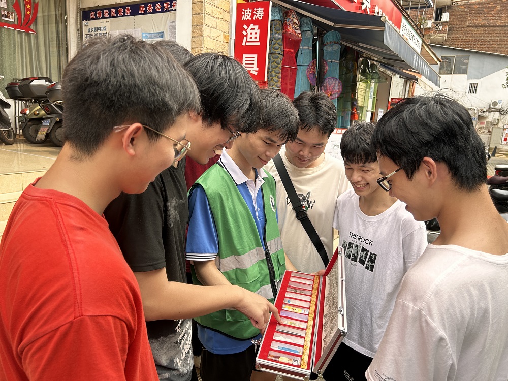1713520162621960.jpg 图为利用禁毒仿真模型宣传禁毒知识1.jpg