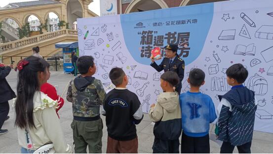 1713771674986978.jpg 主讲人汤琪向青少年推荐好书.jpg
