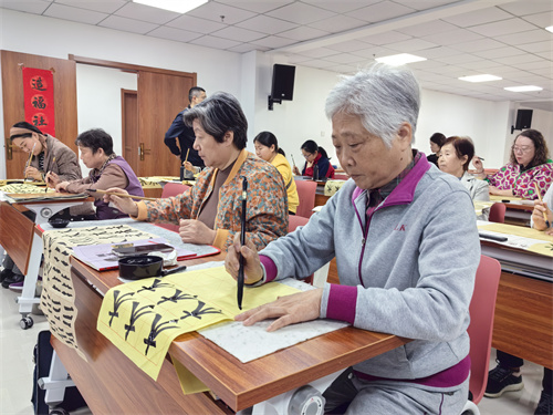 1713835189557529.jpg 合肥市包河区烟墩街道清水冲社区关工委:党建统领聚合力 笔墨瀚香进社区 (2).jpg