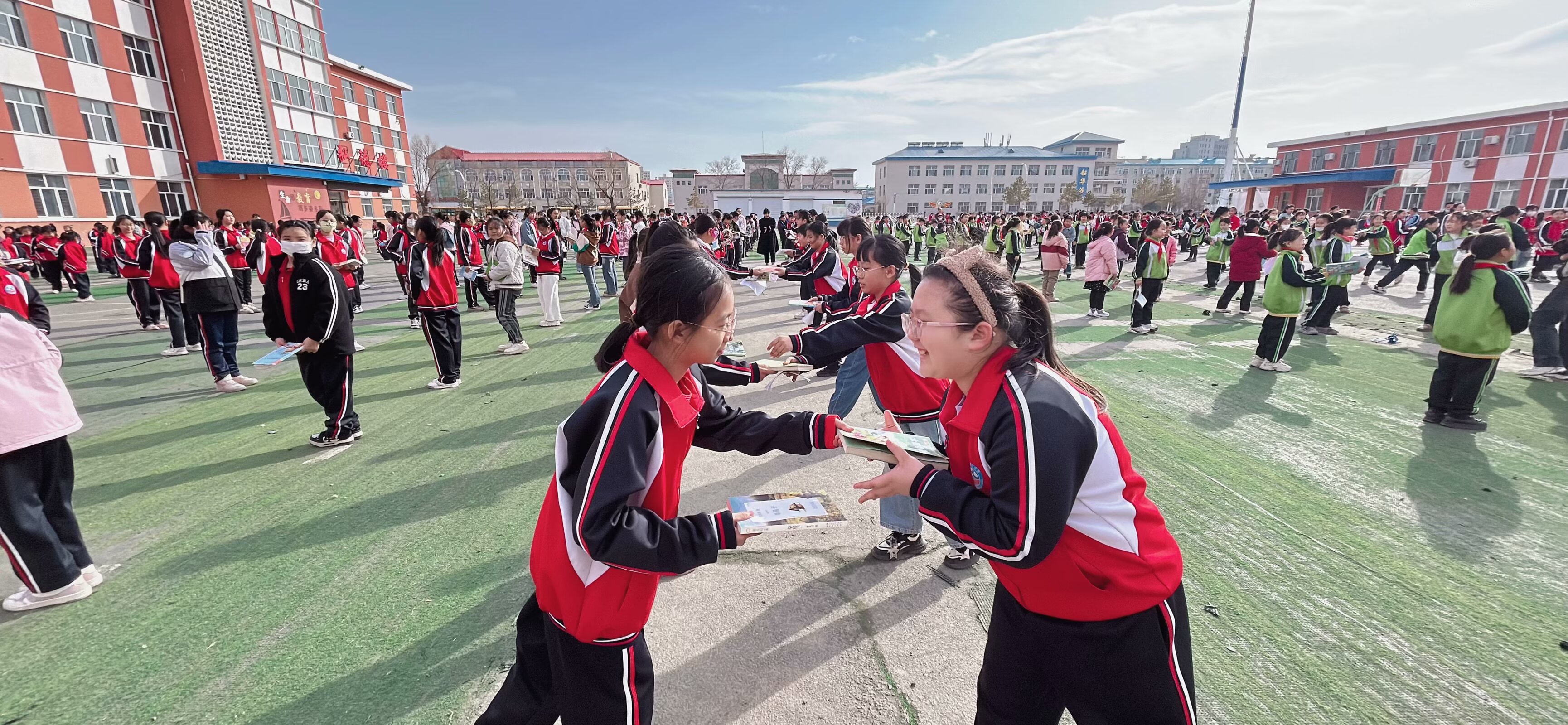 大庆市杏南第二小学关工委开展图书漂流活动 (1).jpg