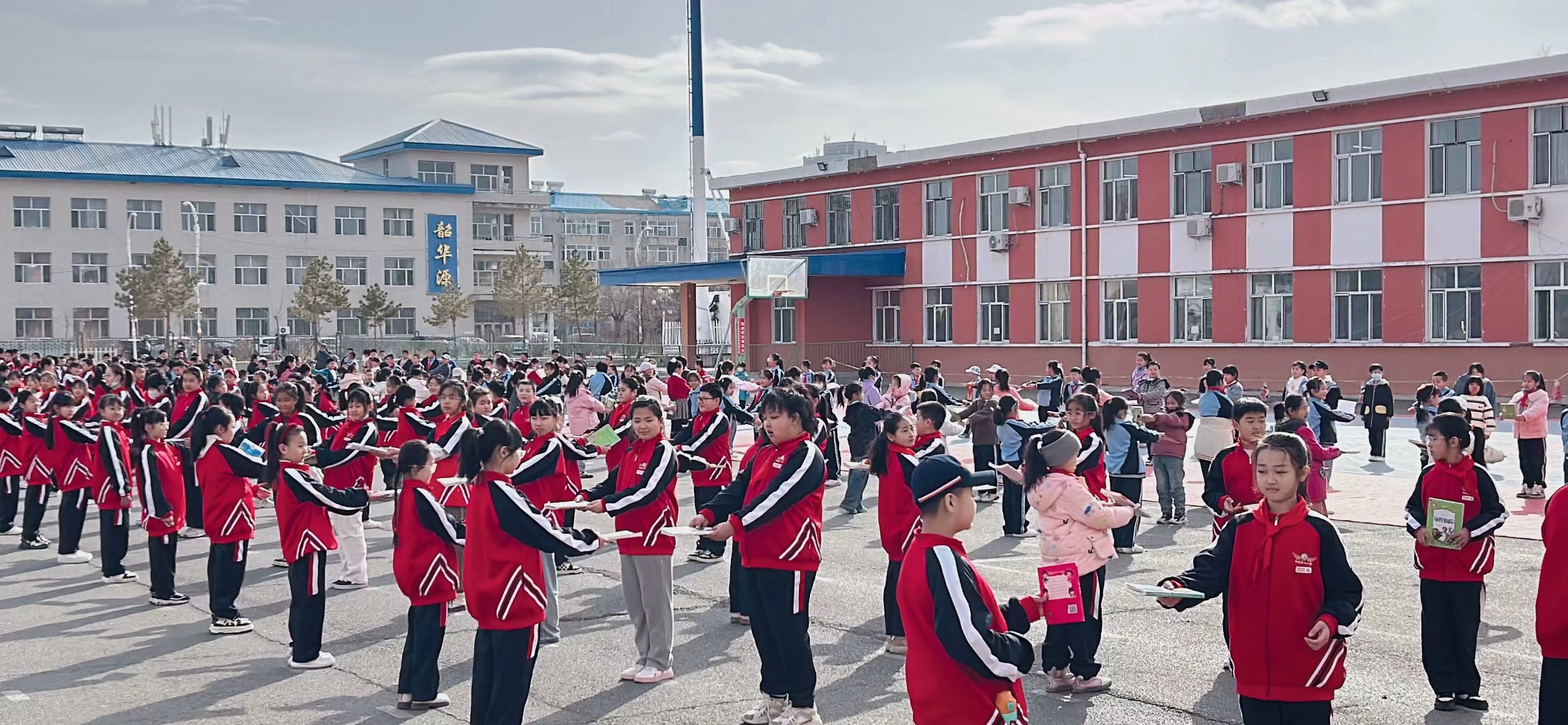 大庆市杏南第二小学关工委开展图书漂流活动 (3).jpg